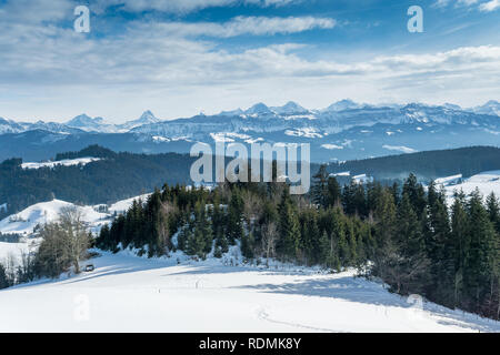 Aussicht im Winter auf die Berner Alpen vom Aebersold, Linden, Schweiz Banque D'Images