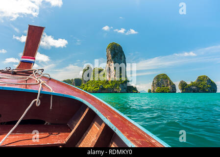 Bateau de Ao Nang Railay, péninsule de Krabi, Thaïlande. Beaux rochers dans la mer, une vue de l'embarcation. Banque D'Images