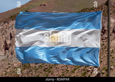 Le drapeau argentin dans un fort vent. Banque D'Images