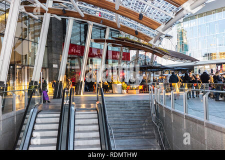 Milan, Italie - 8 décembre 2018 : vue sur Piazza Gae Aulenti, avec des gens et des escalators. Cette zone est la partie la plus récente de Milan et consiste en un grand Banque D'Images