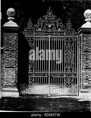 . Jardins pour les petites maisons de campagne. Les jardins. JJIG. 2^0. Traitement des murs et portes. Les murs adjacents est un facteur important dans la réussite artistique de la chambre et son approche. La disposition de l'entrée d'une maison Berkshire conçu par M. W., J. Parker est quelque peu ambitieux à l'échelle, mais son plan montre un traitement approprié à de petites maisons s'effectue sur les petites lignes. À partir de la brique piers aux extrémités de l'boundarj^ la ligne des murs du mur intérieur pour les courbes les piles du transport de barrières (Fig. 280). Dans ces ailes courbes de chaque côté du chariot principal gates (Fig. 2S1) Banque D'Images