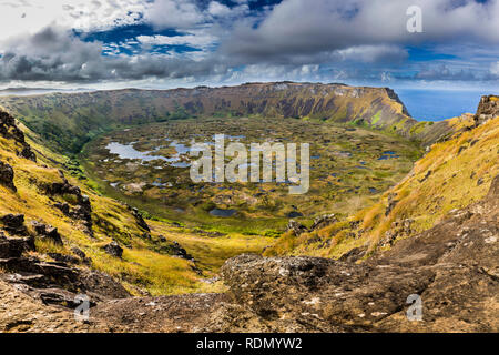 Vue imprenable sur le volcan Rano Kau et son lac cratère le paysage le plus impressionnant de l'île de Pâques. Un paysage impressionnant dans un environnement idyllique Banque D'Images