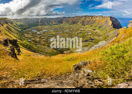 Vue imprenable sur le volcan Rano Kau et son lac cratère le paysage le plus impressionnant de l'île de Pâques. Un paysage impressionnant dans un environnement idyllique Banque D'Images