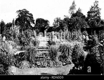 . Jardins pour les petites maisons de campagne. Les jardins. Westbrook, Godalming. 31 qui sont en pleine flambée des couleurs chaudes du Midi et au début, pour la plupart, et d'écarlate ; orange dans les deux sens à la cool et tendre teintes qui sont plus le plan, reproduit en Fig. 36, donne une idée des détails étant omis. Aller vers le sud à partir de ce jardin, il y a encore du sable, qui lie bien ; ici il y a un verger de droite, et un arbustes épais vers la gauche. Soleil de l'après-midi sont dissimulés de forte, la couleur-scheme travaillant sur les côtés plus ombragés acceptable. le régime général, moins le large sentier, mais de Banque D'Images
