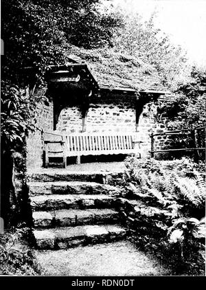 . Jardins pour les petites maisons de campagne. Les jardins. Westbrook, Godalming. 29 la vue. À travers et au-delà c'est la principale caractéristique de la conception, un grand jardin de fleurs irrécupérables circulaire de la mi-année et, plus tard, un amphithéâtre de l'été/ glorj (Figs. 36 à 38). Quatre façons, douze pieds de large, avec des groupes de mesures et en partie en pente, conduire à la basse niveau herbeux, où un grand de l'octa- gonal réservoir avec une large bordure en pierre a de nombreux groupes de l'eau coloré-hhes. Les quatre voies sont ponctués, juste à l'intérieur. FIG. 34.-UN SIÈGE COUVERT. les frontières, par des résineux de dressée, les genévriers chinois, golden junip Banque D'Images
