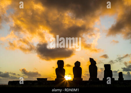 Ahu Vai Uri le plus célèbre coucher de soleil à l'île de Pâques. Nous n'avons pas d'erreur avec l'ahu Tahai qui est le seul voisin Moai. C'est impressionnant Banque D'Images