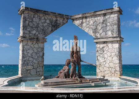 San Miguel de Cozumel - Décembre 21 L'élevage 'Cross' montre un Monument Maya conquis femme et enfant avec un guerrier aztèque. Banque D'Images