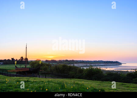 Aube du ciel sur Ramsgate vu de The Pegwell Bay's Viking Ship. Ciel bleu avec bande mince d'orange sur l'horizon. Les falaises de craie et la baie à marée basse. Banque D'Images