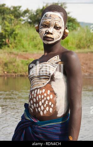 Surma fille avec la peinture du visage et du corps et les plaques, lobe, vallée de la rivière Kibish Omo, Ethiopie, Afrique Banque D'Images