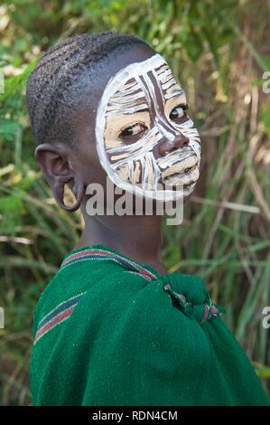 Fille avec la peinture faciale Surma et déformée de l'oreille, Kibish, vallée de la rivière Omo, en Ethiopie, l'Afrique Banque D'Images