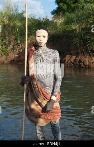 Surma garçon avec la peinture du visage et du corps, de la vallée de la rivière Omo, Kibish, Ethiopie, Afrique Banque D'Images