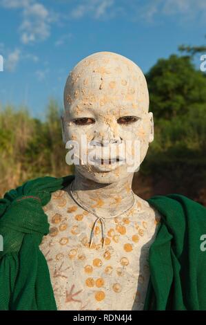 Surma garçon avec la peinture du visage et du corps, de la vallée de la rivière Omo, Kibish, Ethiopie, Afrique Banque D'Images