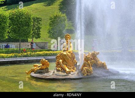 Sculpture d'or group avec fontaine dans le bassin du jardin, parterre château Linderhof, Ettal Ammertal, communauté Banque D'Images