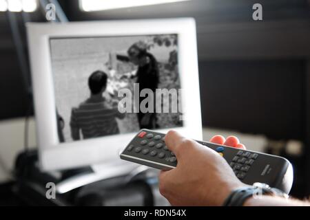 Les membres d'un groupe de travail technique de l'unité spéciale de la police à l'aide d'une caméra vidéo pour la surveillance, transfert d'argent entre deux Banque D'Images