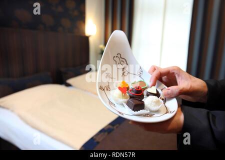 Service en Chambre, l'heure du coucher des bonbons, Residence hotel 2 étoiles et restaurant à Essen-Kettwig, Rhénanie du Nord-Westphalie Banque D'Images