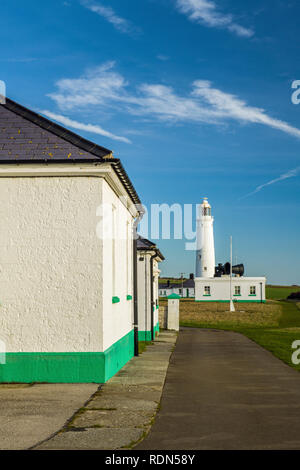 Le phare à Nash Point sur la côte du Glamorgan en Galles du sud sur une journée ensoleillée. C'est maintenant exploité à distance par Trinity House. Banque D'Images