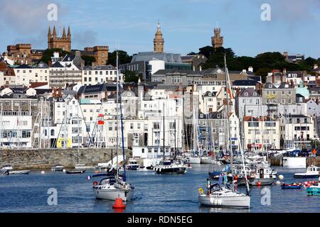 Voiliers du port de plaisance, port principal, St Peter Port, Guernsey, Channel Islands, Europe Banque D'Images