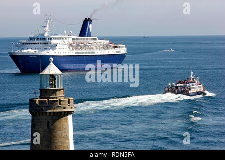 Cornet bateau de croisière à l'ancre, traversier, au large de la jetée avec phare de Castle Cornet, port, entrée à la forteresse Banque D'Images