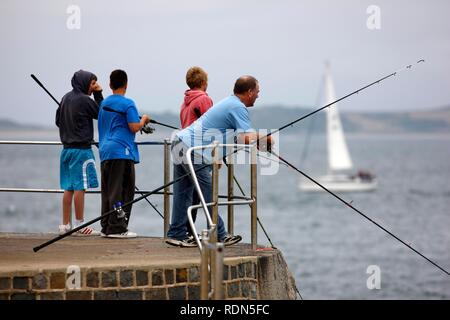 Pêcheurs sur la jetée de Castle Cornet, forteresse à l'entrée du port de St Peter Port, Guernsey, Channel Islands, Europe Banque D'Images