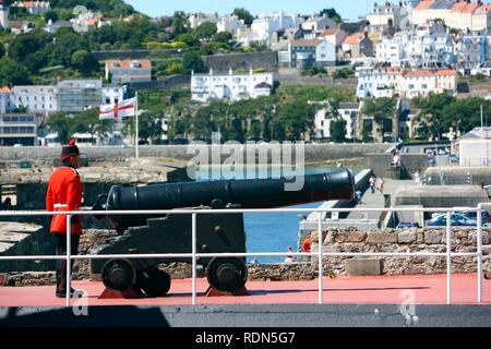 Noon-Gun, quotidien coup de canon à midi, à la forteresse Château Cornet au port, principal port, St Peter Port, Guernsey Banque D'Images