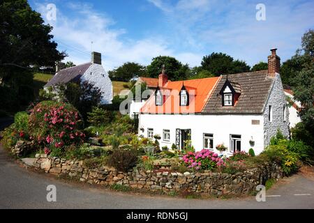 Guernesey typique maison en pierre avec beaucoup de décorations florales et des jardins luxuriants de l''établissement Les Nicholls, Guernsey, Channel Islands, Europe Banque D'Images