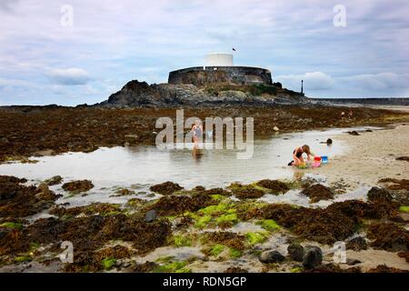 Fort gris, maintenant un musée, Rocquaine Bay, Guernsey, Channel Islands, Europe Banque D'Images