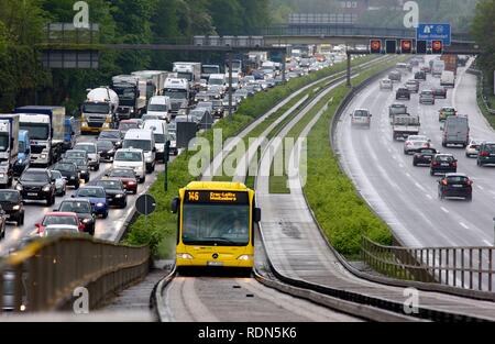 Embouteillage sur l'autoroute A40 ou Ruhrschnellweg, en face d'un site de construction à long terme entre Essen et de Gelsenkirchen, Banque D'Images