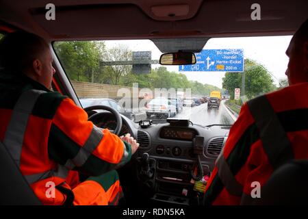 Les employés de l'entretien des routes de Dortmund sur la patrouille routière, NRW, ministère des Transports, autoroute A40 ou Ruhrschnellweg Banque D'Images