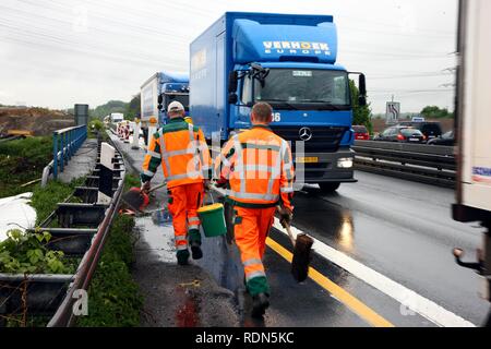 Les employés de l'entretien des routes de Dortmund sur la patrouille routière, NRW, ministère des Transports, autoroute A40 ou Ruhrschnellweg Banque D'Images