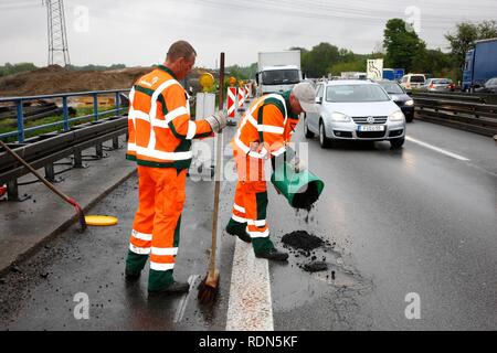 Les employés de l'entretien des routes de Dortmund sur la patrouille routière, NRW, ministère des Transports, autoroute A40 ou Ruhrschnellweg Banque D'Images