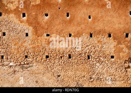 Le mur extérieur de la mosquée inachevée connu sous le nom de la tour de Hassan à Rabat, au Maroc, est criblée de trous carrés qui ont été l'intention Banque D'Images