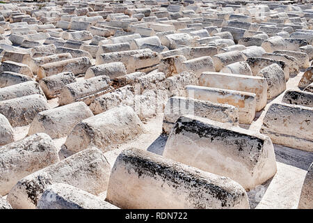 Acres de tombes blanches similaires combler l'ancien cimetière juif dans le quartier Mellah de Marrakech, Maroc. Banque D'Images