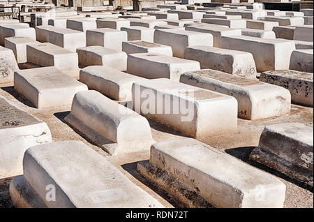 Marrakech, Maroc - Octobre 24, 2018 : anonyme tombes blanches marquer les tombes dans l'ancien cimetière juif et site historique de Marrakech, Morocc Banque D'Images