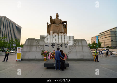 Séoul, Corée du Sud - circa 2017 MAI : la statue du Roi Sejong en place Gwanghwamun à Séoul. Banque D'Images