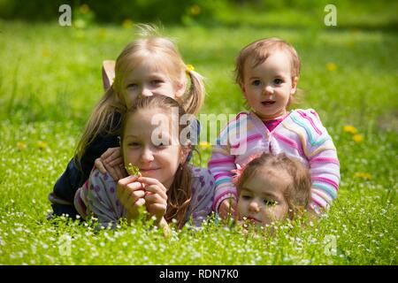 Quatre filles lying outdoors Banque D'Images