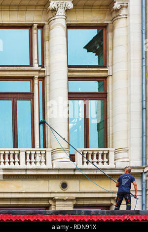 Nettoyage de vitres sur la façade rénovée de la Société Zoologique royale d'Anvers, Belgique Banque D'Images