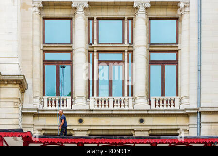 Nettoyage de vitres sur la façade rénovée de la Société Zoologique royale d'Anvers, Belgique Banque D'Images