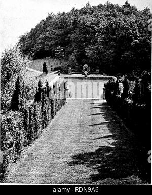 . Jardins pour les petites maisons de campagne. Les jardins. 74 jardins pour les petites maisons de campagne. Chapitre VIII.-SUR Hillside Gardens. Lady Mary digne sur Montagti-terrasses-jardins en terrasses Escaliers-matériaux peu coûteux-divers exemples. Pas de site donne une grande occasion pour le concepteur en tant qu'un qui descend en flèche. Si du point de vue de la maison ou le jardin, c'est un point discutable de savoir si c'est mieux que la pente doit être vers le bas du nord au sud, avec une pente vers le haut ou vers le sud. En supposant que la chambre, c'est de faire face au sud, l'ancienne disposition désigne un ouvert et le dernier d'un point de vue. Mos Banque D'Images