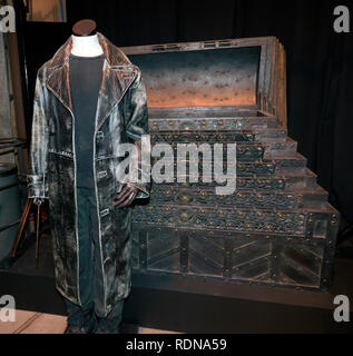 Close-up of Fou-oeil Moody's Trunk et manteau, de Harry Potter et le gobelet du feu, Warner Brothers Studio Tour, Leavesdon Banque D'Images