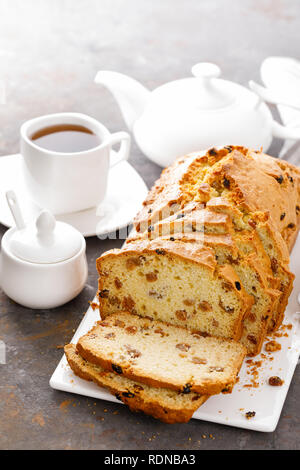 Avec un gâteau aux fruits et aux raisins, des tranches de gâteau aux fruits Banque D'Images