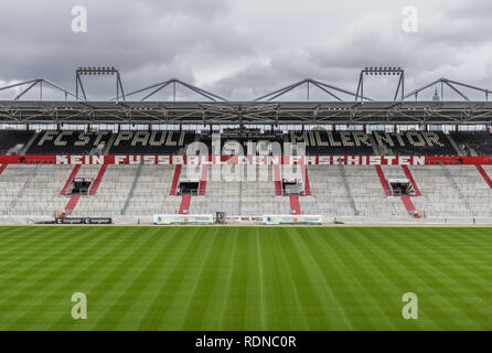 Hambourg, Allemagne - avec ses supporters identifiés par leur soutien à la politique de l'aile gauche, FC St Pauli est un club allemand de football Banque D'Images