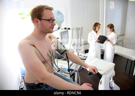 La pratique médicale, de l'ECG, de stress test pour mesurer la fonction cardiaque d'un patient sur une machine de cardio Banque D'Images