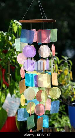 Carillon à vent colorés faits de plastique de couleur, la pendaison à l'extérieur, sur un balcon ou une terrasse Banque D'Images