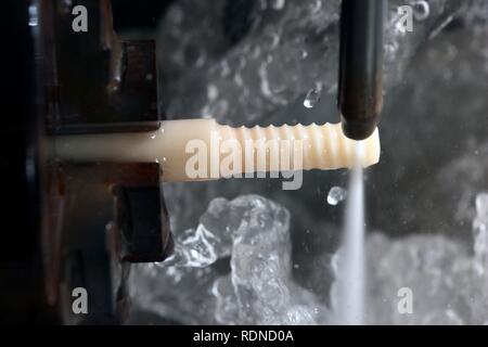 Processus de coupe à froid avec la technologie de jet d'eau haute pression, dans la série d'essai de la technologie sous-marine au Centre Leibniz Banque D'Images