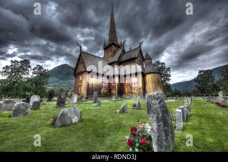 Église de Lom, en face pierres tombales anciennes, Lom, Norvège Banque D'Images