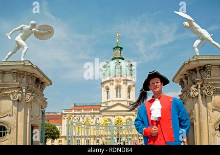 Habillé toujours garde à l'avant du palais Schloss Charlottenburg, Berlin Banque D'Images