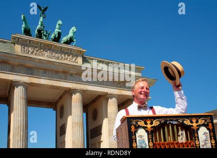 Hurdy gurdy man en face de la porte de Brandebourg, Berlin Banque D'Images