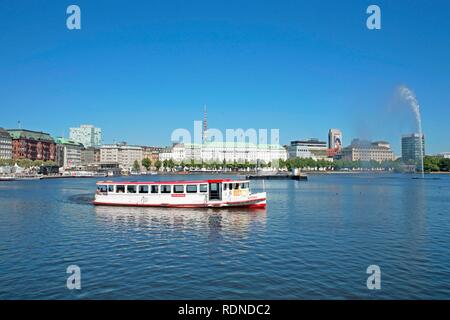 Navire à passagers sur le lac Inner Alster, Hamburg Banque D'Images