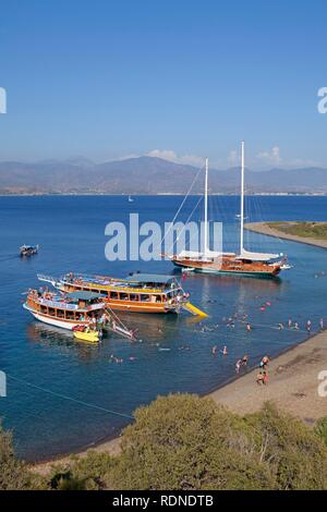 Bateaux au large de l'île Rouge, Egée turque, la Turquie, l'Asie Banque D'Images