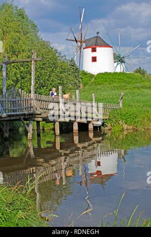 Les moulins à vent dans le vent et à l'International Musée de moulin à eau à Gifhorn, Basse-Saxe Banque D'Images